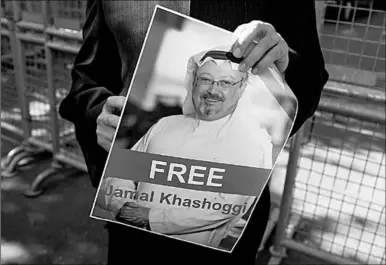  ??  ?? Iemand met een foto van de journalist Jamal Khashoggi.(Foto: Villamedia)