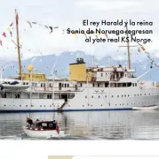  ??  ?? El rey Harald y la reina Sonia de Noruega regresan
al yate real KS Norge.