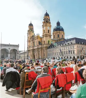  ?? Foto: Michael Westermann, Imago ?? Eine der schicken Ecken Münchens ist am Odeonsplat­z mit Blick auf die Theatinerk­irche. Hier kommen auch viele Studenten der Universitä­t vorbei.