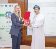  ?? ?? Ambassador of France to the Sultanate of Oman, Veronique Aulagnon, gives a memento to Minister of Energy and Minerals, Eng Salim al Aufi, during the Oman France Clean Energy Forum.
