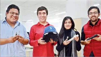  ??  ?? De acuerdo con la Secretaría de Salud, en México tres de cada 10 escolares padecen contagio de piojos. En la imagen, parte del equipo que desarrolló el casco para combatir la pediculosi­s capitis ■ Foto cortesía Conacyt