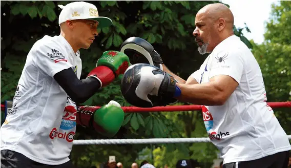  ?? Photos: ACTION IMAGES ?? PREPPING: Borg, pictured above taking Lee Selby on the pads, no longer works with his ex- amateur charge Cordina [inset]