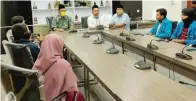  ?? LUDRY PRAYOGA/JAWA POS ?? BERHARAP KEADILAN: Pengurus PC PMII Gresik beraudiens­i dengan pimpinan dewan di gedung DPRD kemarin.