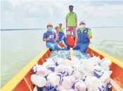  ??  ?? UNTUK GOLONGAN MISKIN: Bantuan makanan dihantar kepada golongan miskin di pulau.