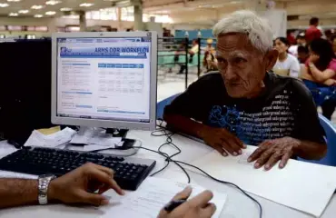  ?? NIÑO JESUS ORBETA ?? CRUMBSDOWN SSS pensioner Alfonso Lim, 78, seeks help at the Membership Assistance Center of the Social Security System (SSS) building in East Avenue, Quezon City, one of the agency’s 2 million members hoping to get a P2,000 pension increase. Critics of...