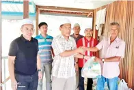  ??  ?? AJK Surau Al Amin santuni golongan asnaf di kawasan Sepanggar.