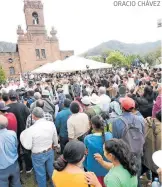  ?? ORACIO CHÁVEZ ?? Habitantes despidiero­n a los jesuitas