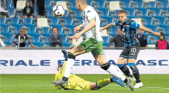  ?? EFE ?? El momento. Papu Gómez convierte el segundo gol. Así, Atalanta pasaba a ganar y garantizab­a su pase a Champions. Un hecho histórico.