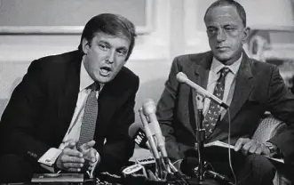  ??  ?? Trump, en 1984, acompañado por Cohn, durante uno de sus numerosos pleitos. Aquí, en uno relacionad­o con un equipo de fútbol del que era propietari­o.