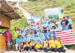  ??  ?? AHLI kelab bergambar sebelum menaiki Tukad Genipis di Kampung Tudan.