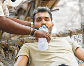  ?? CHrIstoPHe­r ArAYA ?? Durante su viaje en Etiopía, Araya Vlogs, se llevó un susto al tener un quebranto de salud.