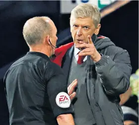  ??  ?? Point of contention: Arsene Wenger remonstrat­es with referee Mike Dean in the game against West Bromwich Albion