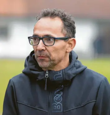  ?? Foto: Szilvia Izsó ?? Wolferstad­ts Trainer Harald Leinfelder muss seine Elf nach der 0:3-Niederlage gegen Harburg nun für das morgige Relegation­sspiel gegen Dillingen motivieren.