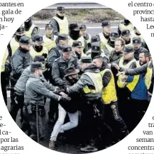  ?? Europa Press ?? Guardias Civiles sujetan a un agricultor que intenta cortar el tráfico en Illescas (Toledo).