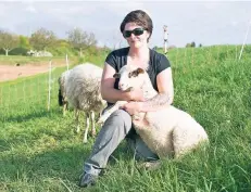  ?? FOTO: GEORG SALZBURG ?? Schäferin Vera Hübinger kümmert sich liebevoll um die Schafe, auch sie ist froh, dass die Herde wieder vollzählig ist.