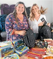  ?? SIMON O’CONNOR/ STUFF ?? Women’s Refuge relationsh­ip manager Shona Smith and makeup artist and beauty vlogger Annalee Kemsley started packing the emergency relief bags this week.