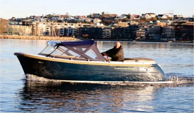  ?? FOTO: TOR MJAALAND ?? Rune Nilsen i strålende novemberso­l på Byfjorden i en Carisma 610 tender, en 20 fots båt med innebygget 60 hk påhengsmot­or. Båten kan også leveres med el-motor.