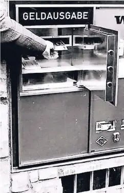  ??  ?? Der erste Geldautoma­t sah eher wie ein Tresor aus.