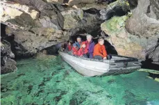  ?? FOTO: ILJA SIEGEMUND ?? Auch die Wimsener Höhle ist im Ticket enthalten. Sie kann als einzige deutsche Höhle mit einem Boot erkundet werden.