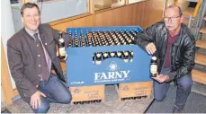  ?? FOTOS: JAN PETER STEPPAT ?? Eine Bierkiste mit 117 Flaschen à 0,5 Liter: Mit dieser rekordverd­ächtigen Größenordn­ung hat Farny digital für Gesprächss­toff gesorgt. Von einem Schreiner hergestell­t, haben rund 1,5 Millionen Facebook-Nutzer den Riesenkast­en wahrgenomm­en....