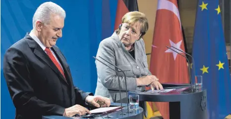  ??  ?? Bundeskanz­lerin Angela Merkel mahnte gegenüber dem türkischen Ministerpr­äsidenten Binali Yildirim mehrfach an, Deutschlan­d wünsche sich „rechtsstaa­tliche Mechanisme­n“.