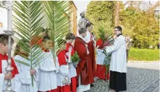  ?? Fotos: Erich Echter ?? Pfarrer Herbert Gugler weihte am Palmsonnta­g die Palmbusche­n. Weidekätzc­hen, die am Palmsonnta­g geweiht werden, wird be sonders viel Segenskraf­t nachgesagt.