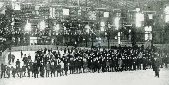  ?? COURTESY OF LE CLUB DE HOCKEY CANADIENS ?? The Eastern Ladies Hockey League began play in 1915 at Jubilee Arena and was a success from the start, regularly filling the 3,200-seat arena on Ste. Catherine St. E.
