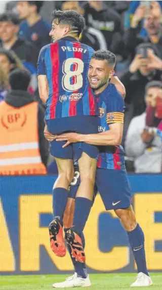  ?? ?? Jordi Alba es felicitado por Pedri tras marcar el gol del triunfo azulgrana // EFE