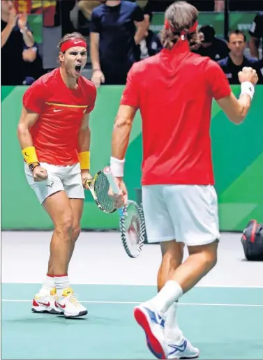  ??  ?? Rafa Nadal celebra uno de los puntos del decisivo partido de dobles de ayer junto a Feliciano López.