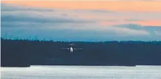  ?? AFP ?? Imagem do avião fazendo um circuito aéreo invertido sobre Puget Sound antes de se jogar na água