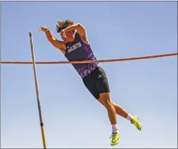  ?? Steven Eckhoff ?? Darlington’s Link Lignell clears the bar in the pole vault Monday at the Region 7-A Division I championsh­ips.