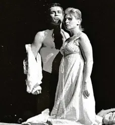  ?? FOTO ČTK ?? Slavná role. Marie Tomášová s Janem Třískou ztělesnili v roce 1963 titulní role Shakespear­ovy hry Romeo a Julie v nastudován­í Národního divadla.