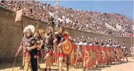  ?? FOTO: LVP PARK XANTEN ?? Aufmarsch der Soldaten: Der Archäologi­sche Park in Xanten lässt die Römerzeit wieder lebendig werden.