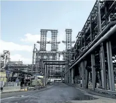  ?? THE CANADIAN PRESS FILES ?? An upgrader at Suncor’s oil sands base plant in Fort McMurray, Alta., on June 13, 2017.