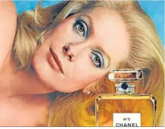  ??  ?? La icónica actriz Catherine Deneuve en una de sus fotos promociona­les de Chanel.