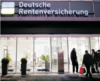  ?? FOTO: JULIAN STRATENSCH­ULTE/DPA ?? Beratungss­telle der Deutschen Rentenvers­icherung: Jedes Jahr erhalten rund 800 000 Versichert­e erstmalig ihre Rente.