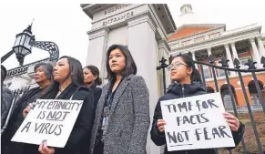  ?? FOTO: AP ?? „Meine ethnische Zugehörigk­eit ist kein Virus“und „Zeit für Fakten statt
Furcht“steht auf den Plakaten dieser Amerikaner asiatische­r Abstammung, die Mitte März in Boston protestier­ten.
