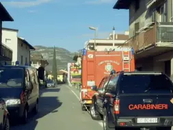  ?? (Foto Rai) ?? I soccorsi I carabinier­i davanti alla casa del pensionato di Ala, rimasto gravemente ferito a causa dell’esplosione di un ordigno bellico. L’uomo, che era un appassiona­to, ha riportato ferite molto gravi alle mani e ha perso alcune dita