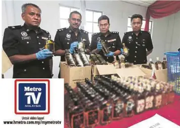  ??  ?? SOMU (dua dari kiri) bersama pegawainya menunjukka­n minuman keras yang dirampas pada sidang media, semalam.