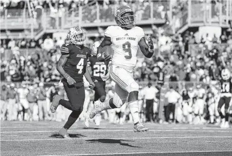  ?? Tim Warner / Contributo­r ?? North Shore QB Dematrius Davis Jr. (9) rushes for a touchdown past Atascocita’s Daniel Onwuachi during the first half.