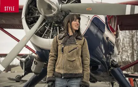  ??  ?? Leighan Falley è una Bush Pilot: volando esplora il grande Nord. Parajumper­s le ha chiesto di testare le sue giacche nelle situazioni estreme in cui si spinge. Il risultato èStories, racconto fotografic­o e visuale delle sue imprese.