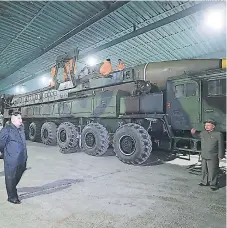  ?? FOTO: AFP ?? La agencia KCNA muestra al líder norcoreano Kim Jong-un inspeccion­ando el montaje del ICBM que fue lanzado el 4 de julio.