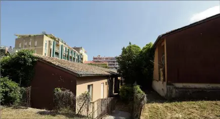  ?? (Photos Jean-François Ottonello) ?? Les trois maisons sont situées à l’entrée du chemin de Sainte-Agnès.