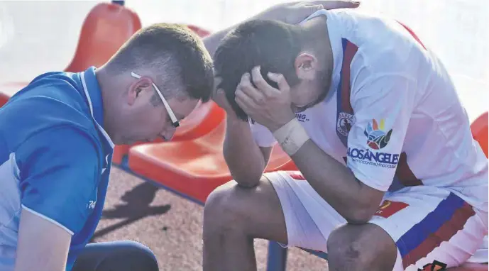  ??  ?? TRAS EL TÉRMINO del encuentro la desazón se apoderó de los jugadores de Iberia y su hinchada.