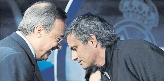  ?? FOTO: EFE ?? Florentino Pérez saluda a José Mourinho El presidente del Real Madrid puede volver a contratar al técnico portugués tras firmar éste el finiquito con el Manchester United