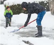  ??  ?? 據統計，每年全美約有100人­在鏟雪意外死亡，多達1萬1000人受­傷。 （美聯社）