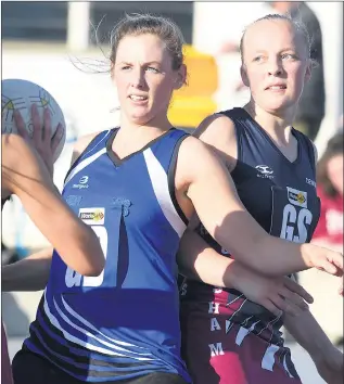  ??  ?? TIGHT DEFENCE: Minyip-murtoa’s Taylor Mentha was able to curtail Horsham sharpshoot­er Emma Buwalda’s hot shooting, limiting her to five goals in the final term. Picture: PAUL CARRACHER