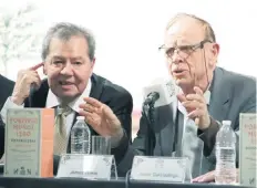  ??  ?? Porfirio Muñoz Ledo (izq.), y James Wilkie, ayer durante la presentaci­ón del libro en la Casa Lamm en la Ciudad de México.