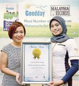  ??  ?? Etika senior brand manager Cheong May Yeen (left) receiving the ‘Malaysia Book of Records’ certificat­e from ‘Malaysia Book of Records’ senior research journalist Nurasyikin Ramli.