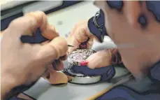 ?? FOTO: DPA ?? Ein Schweizer Uhrmacher von MB&F bei der Arbeit in der Werkstatt in Genf. Zeit spielt keine Rolle bei der Herstellun­g solch exklusiver, mechanisch­er Stücke – sondern Tradition.
